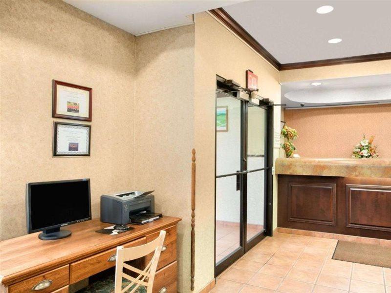 Super 8 By Wyndham Grayville Dış mekan fotoğraf