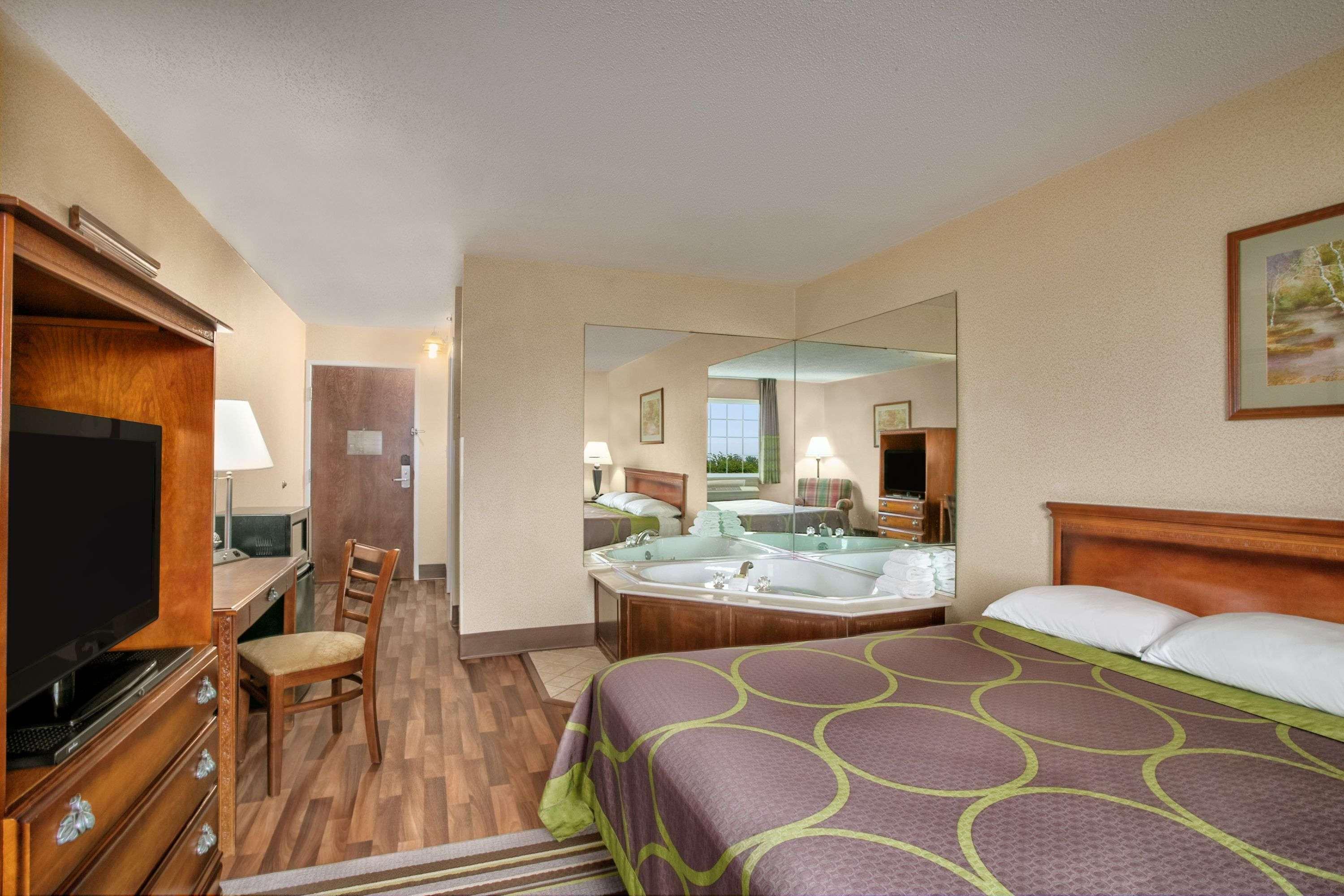 Super 8 By Wyndham Grayville Dış mekan fotoğraf