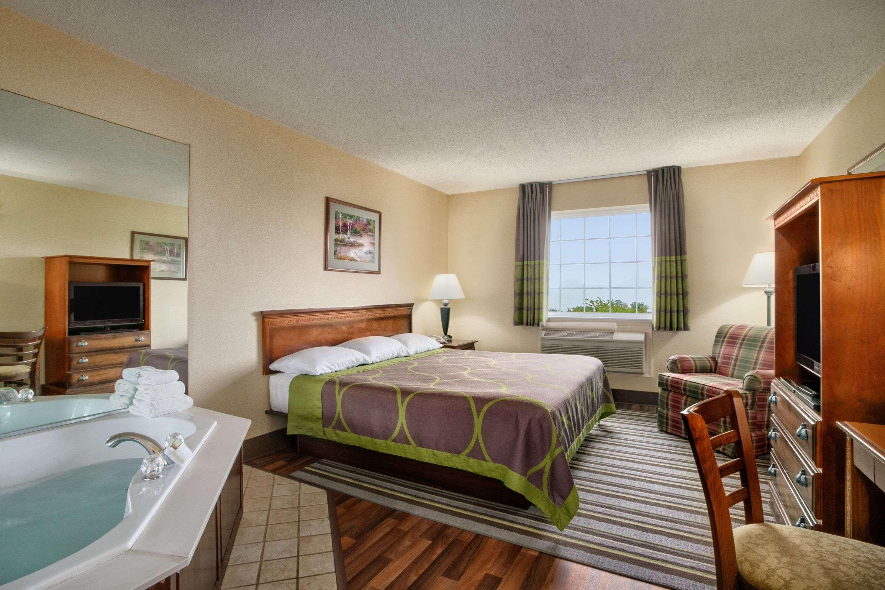 Super 8 By Wyndham Grayville Dış mekan fotoğraf
